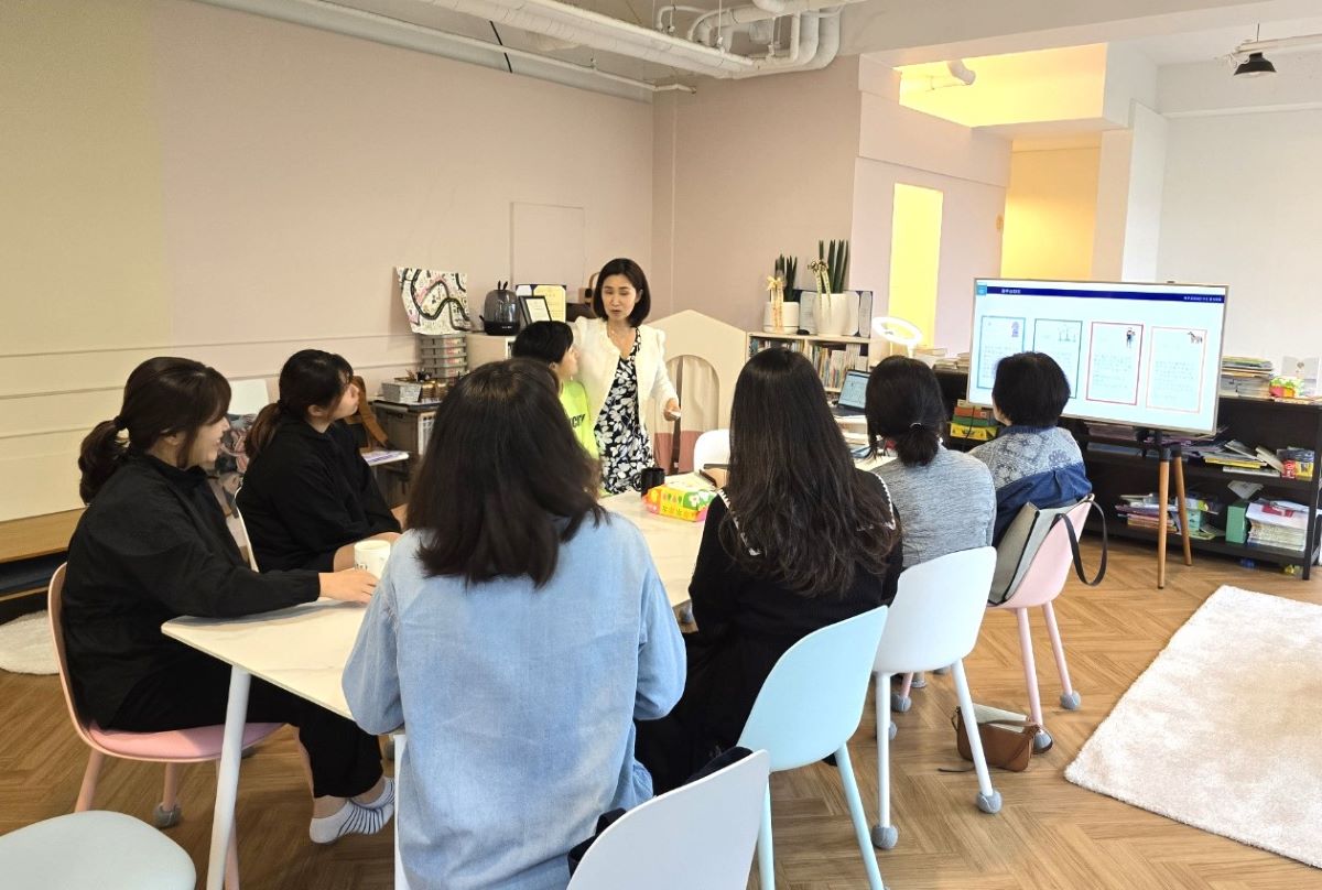 4월 22일 아이 돌봄 공유 공간에서 양육자들을 위한 그림책 놀이 활동가 과정을 진행했다.