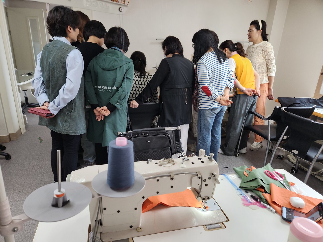제주도민대학 의류 업사이클-수선리폼 과정 수강생들이 강의를 들으면서 의류 수선리폼 실습을 하고 있다. 제주도민대학은 인문·교양, 직업·실용, 제주이해, 사회통합 등 4개 분야 프로그램으로 구분해 운영하고 있다.