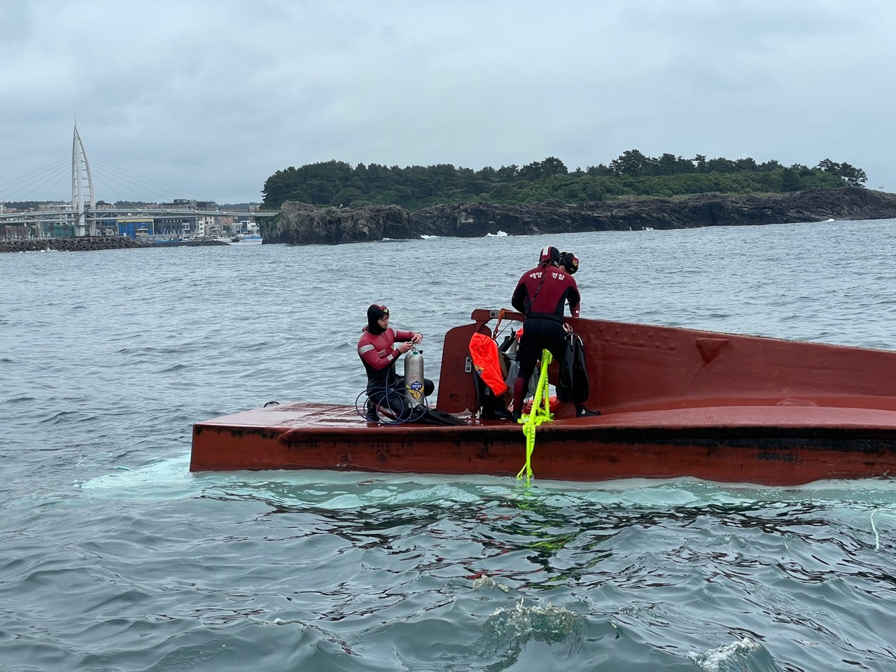 12일 오전 10시 45분쯤 서귀포시 새연교 인근 해상에서 전복된 어선 모습.