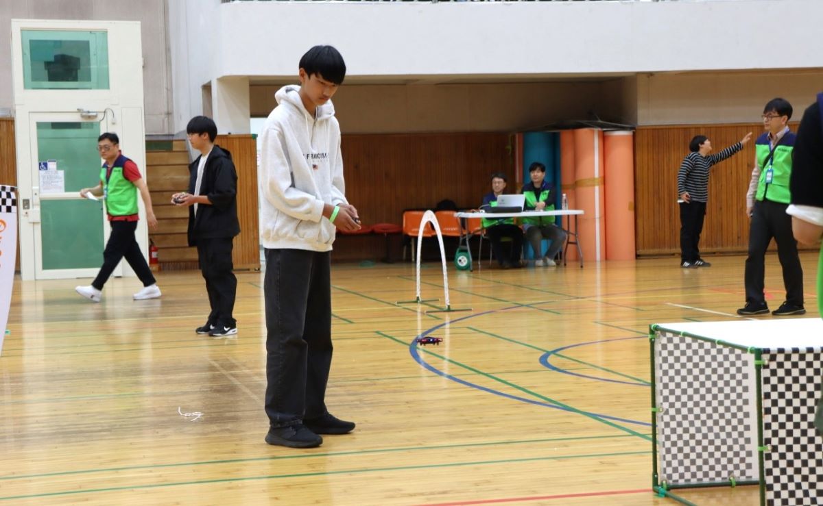 지난 11일 천지학생체육관에서 열린 제1회 드론레이싱 대회에서 한 참가자가 드론을 날리고 있다