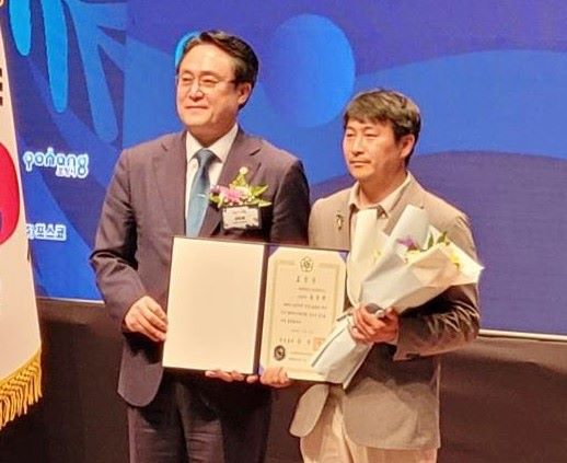 지난 10일 강정찬 박사가 포항에서 열린 바다식목일 기념 행사에서 국무총리상을 수상했다.