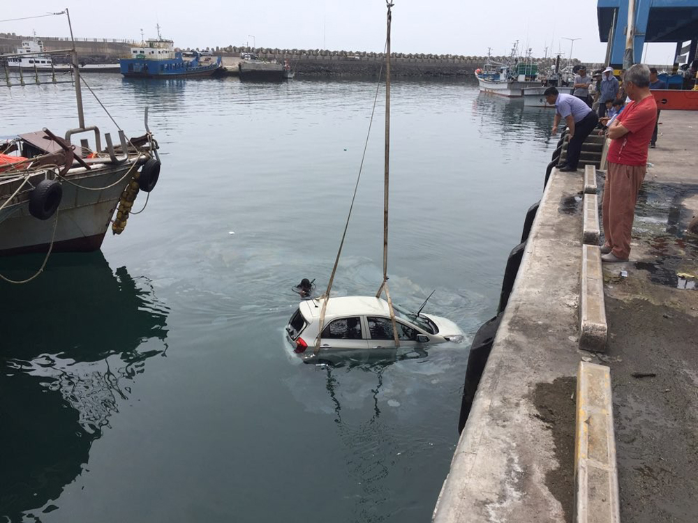 서귀포해경이 해상에 추락한 승용차를 인양하고 있다.