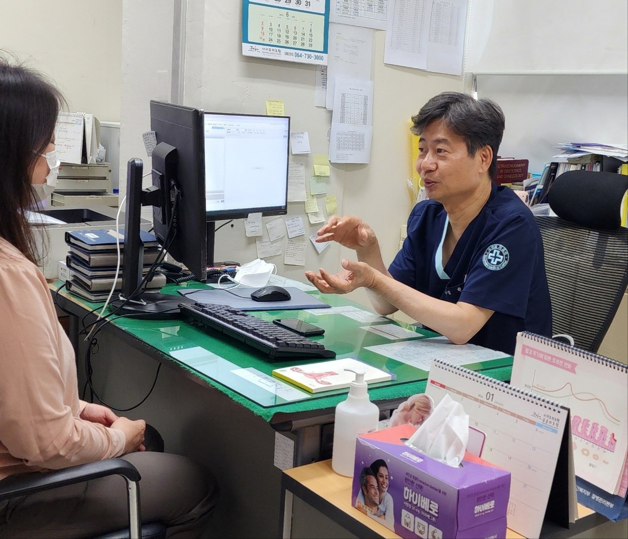 김현 서귀포의료원 3산부인과 과장이 진료 상담하고 있다.