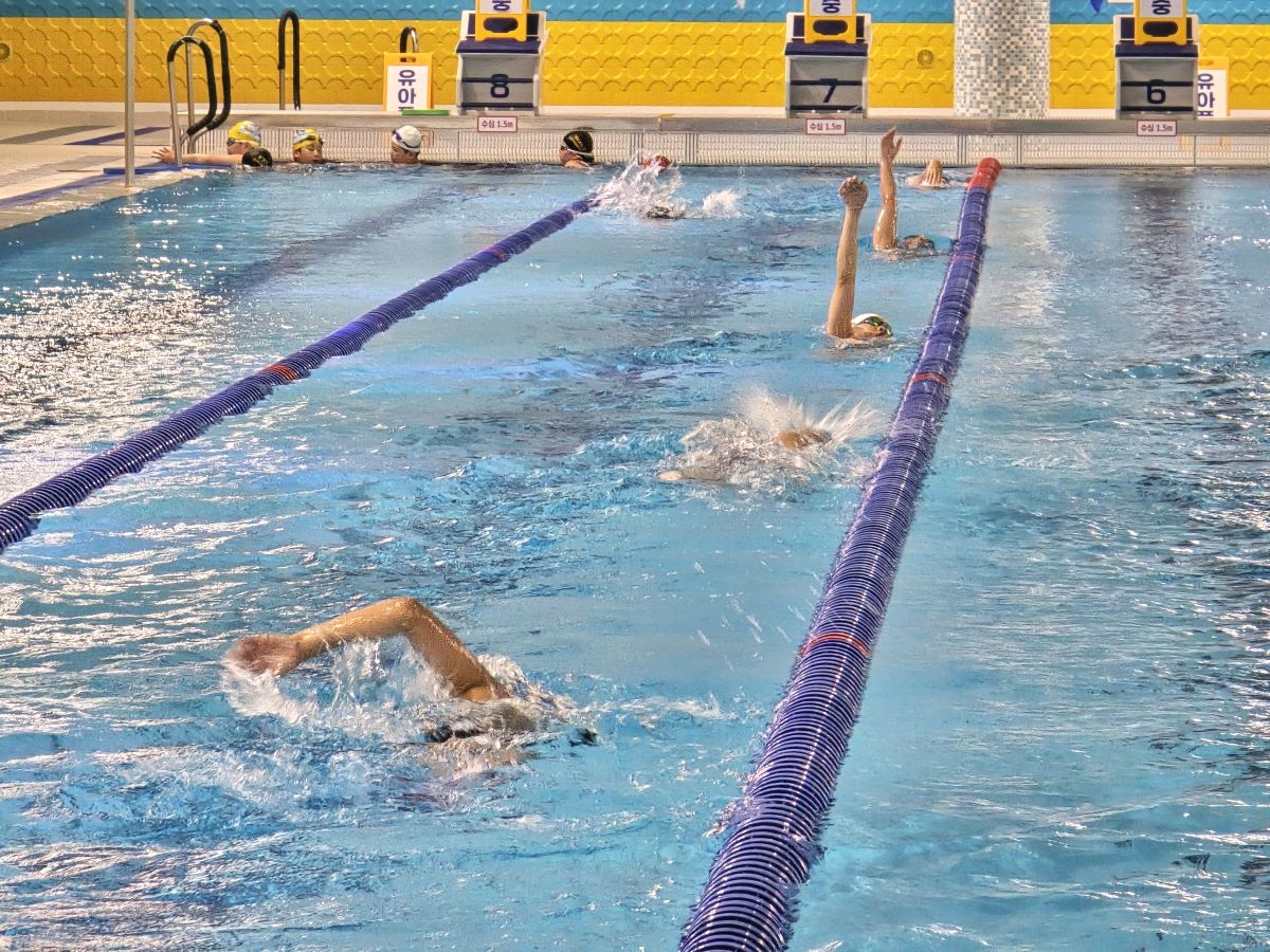 지난 17일 중문중 수영부는 제주혁신도시복합혁신센터 수영장에서 제53회 소년체전을 앞두고 스피드 강화 훈련에 집중했다.