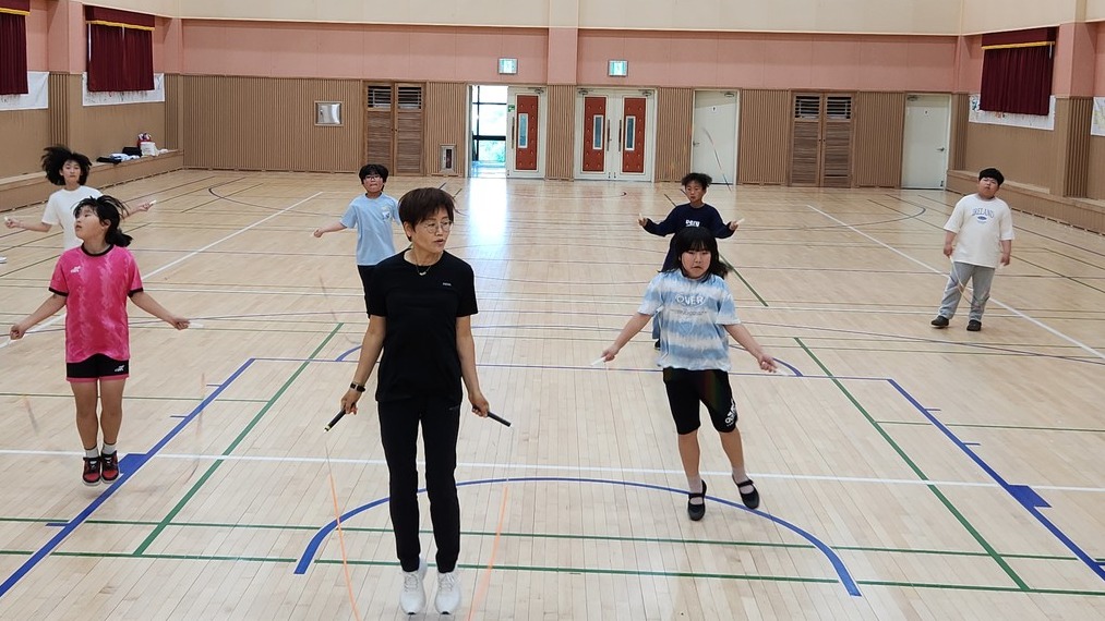 지난 21일 하원초등학교가 '건강한 학교, 건강한 서귀포시 만들기' 사업의 일환으로 진행한 '리듬을 따라 체력을 키우는 즐거운 시간, 음악과 함께하는 줄넘기 운동!' 음악줄넘기 교실에 참여한 학생들이 체육관 강당에서 줄넘기를 넘고 있다.