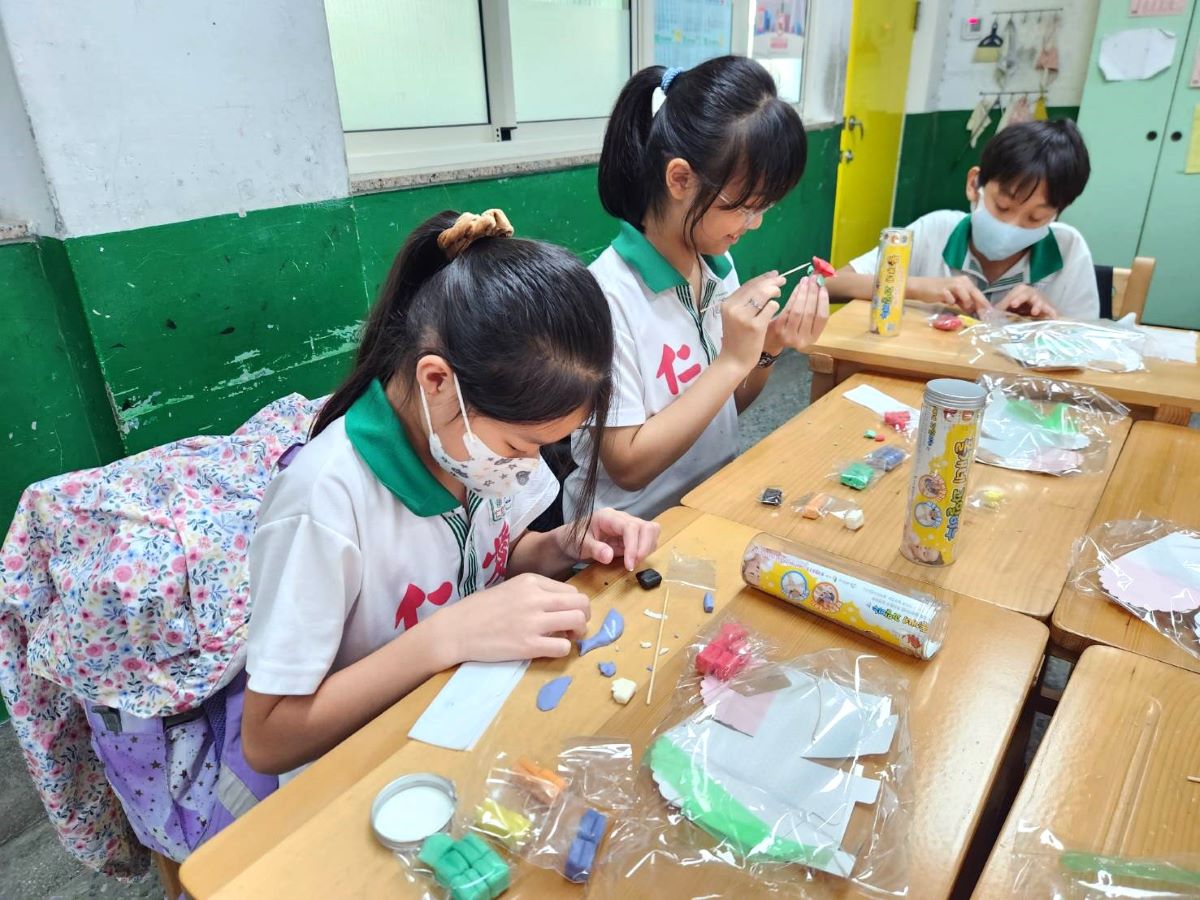 대만 인애초 학생들이 비누 클레이로 만들기를 하고 있다 