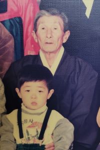 (사진 가운데) 고 김동주 병장.​​​​​​​70여 년 만에 6‧25 전쟁 참전 공로를 인정받아 유족에게 무공훈장이 전수됐다.