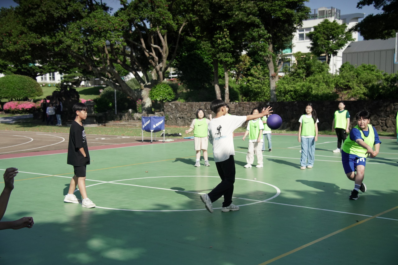 지난달 27일 수산초등학교 운동장에서 학생들이 아침을 깨우는 피구교실에 참여하고 있다.