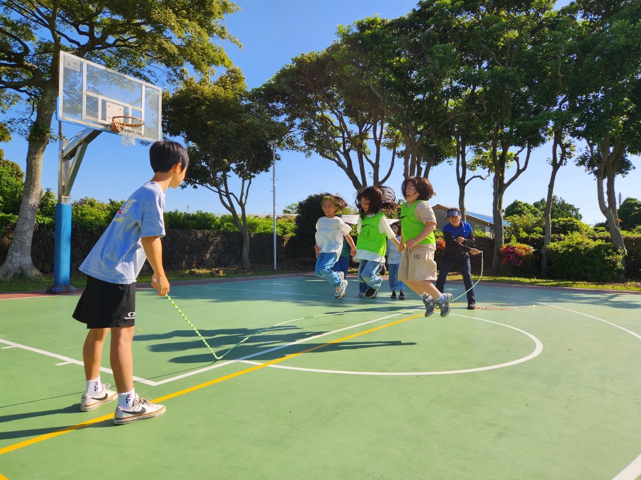 지난달 27일 수산초등학교 운동장에서 학생들이 긴줄넘기를 하고 있다.