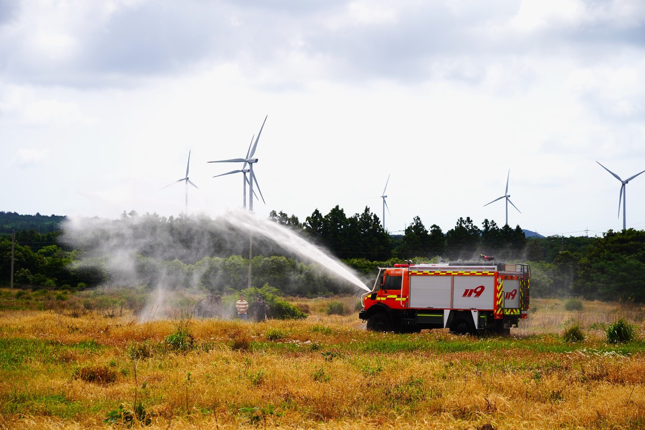 제주도 소방안전본부가 4일 서귀포시 표선면 영주산 일대에서 험지펌프차 시연회를 개최했다.