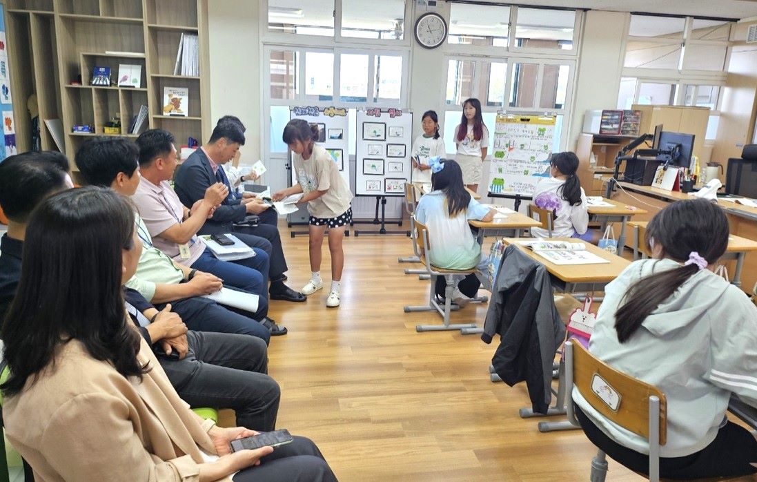 지난 10일 신례초 4학년 학생들이 기관 관계자들을 대상으로 프로젝트 수업 발표를 진행했다.