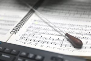 박위수 상짐지휘자의 악보와 지휘봉