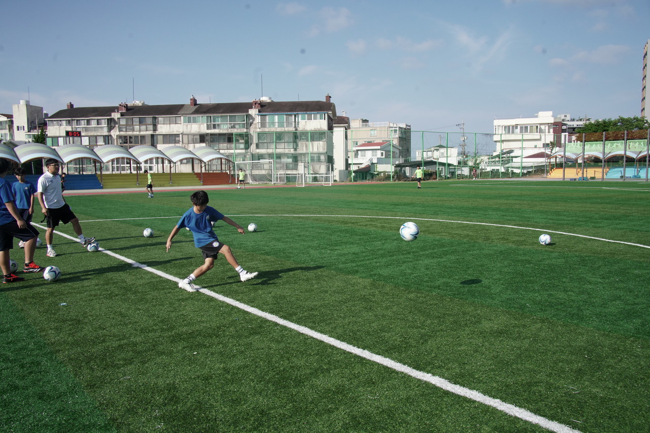 서귀포중학교 학생들이 자율 운동을 하고 있다.