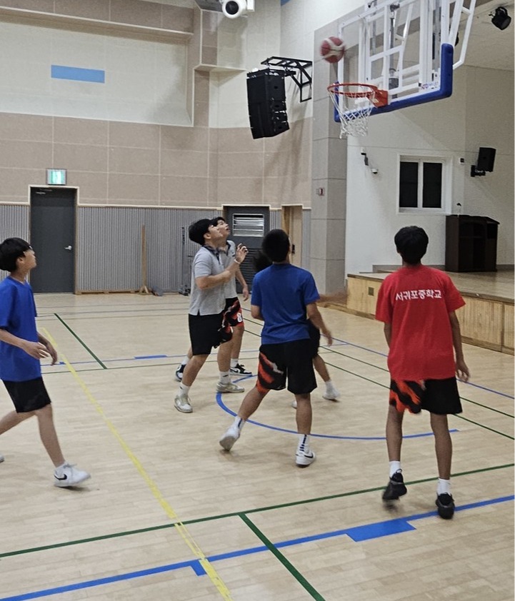 서귀포중학교 학생들이 체육관에서 자율 운동을 하고 있다.