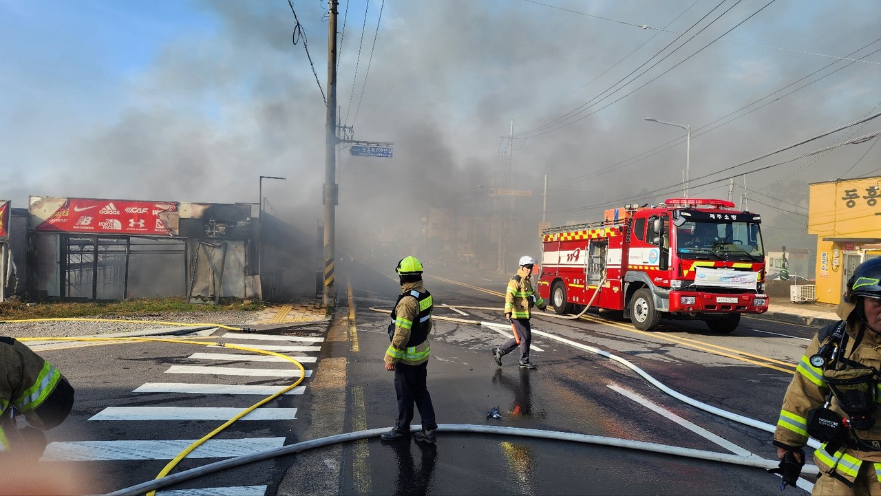서귀포시 동홍동주민센터교차로 인근 한 의류매장 가건물에서 불이 난 가운데 소방당국이 진화 중이다.