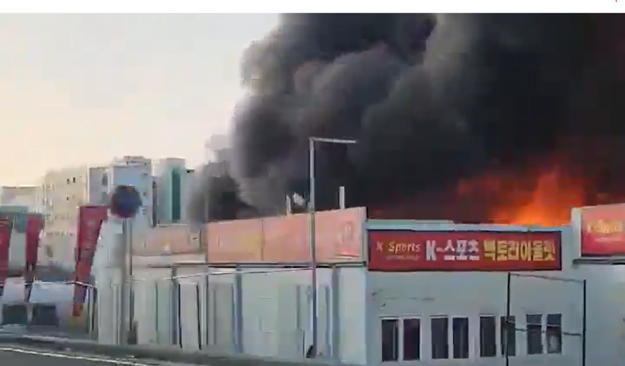 서귀포시 동홍동주민센터교차로 인근 한 의류매장 가건물에서 불이 난 가운데 서귀포신문 독자가 제공한 화재 당시 모습.