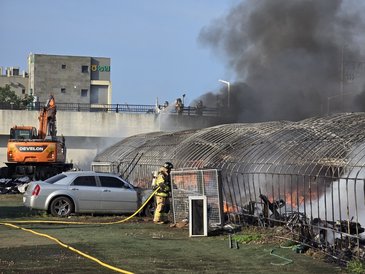 서귀포시 동홍동주민센터교차로 인근 한 의류매장 가건물에서 불이 난 가운데 소방당국이 진화 중이다. 설윤숙 기자