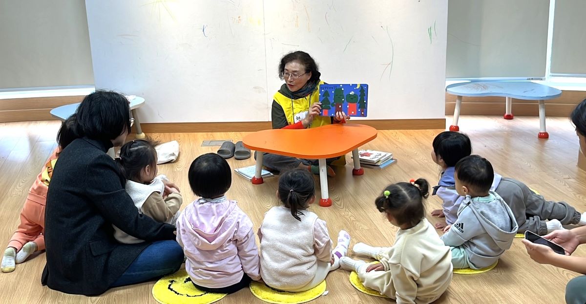 책 읽어주세요 동아리 선생님들의 자원 활동으로 진행되고 있는 기적의도서관 견학 프로그램.