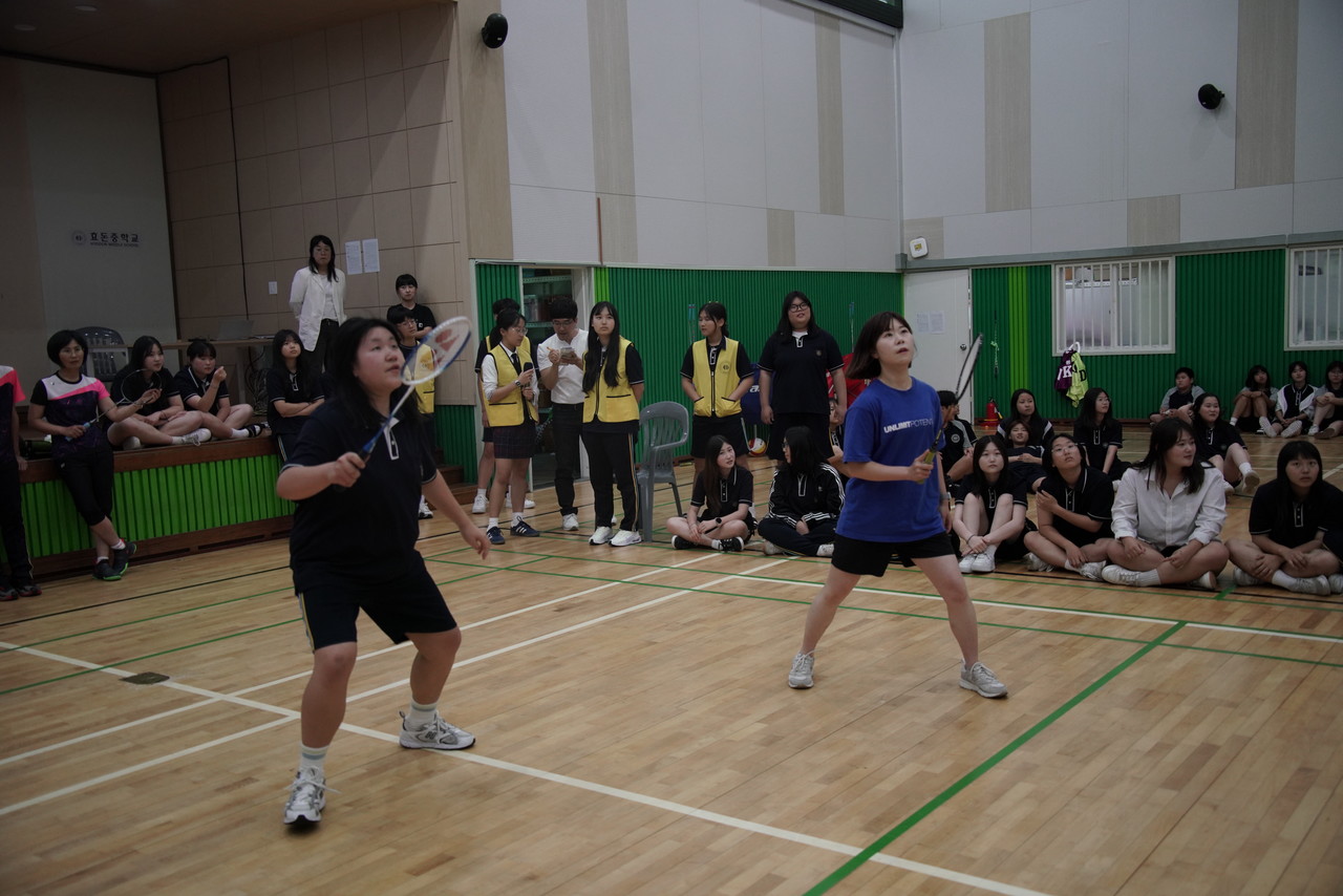 효돈중학교가 지난 18일 학교 체육관에서 '교장선생님이 쏜다! 사제 동행 배드민턴 점심리그!'를 운영하고 있다.
