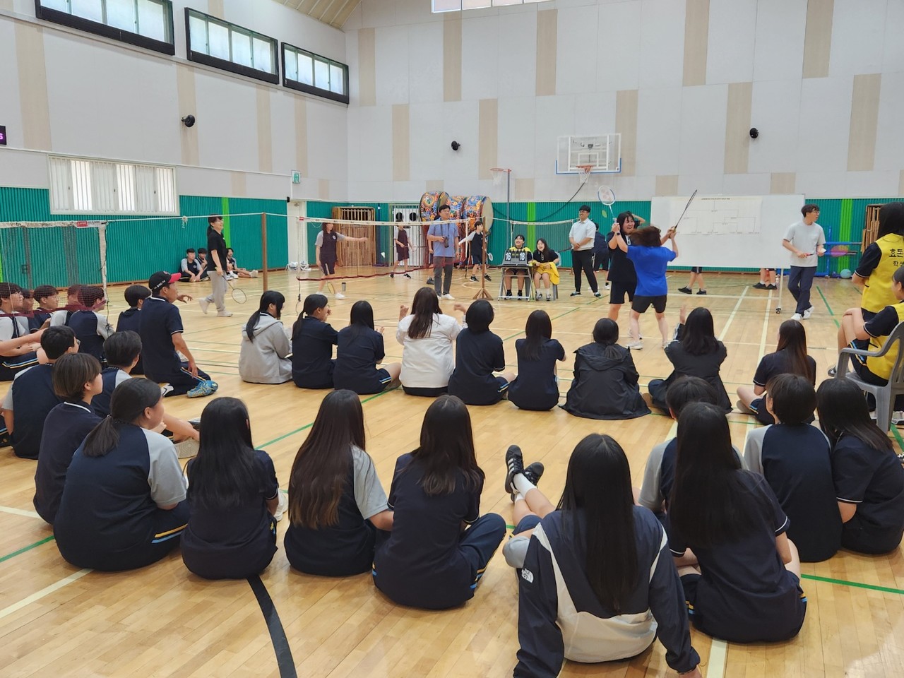 효돈중학교가 지난 18일 학교 체육관에서 '교장선생님이 쏜다! 사제 동행 배드민턴 점심리그!'를 운영하고 있다.