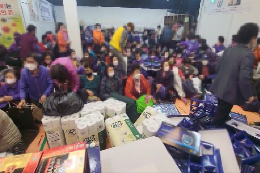 제주특별자치도 자치경찰단(단장 박기남)이 노인들을 대상으로 불법적인 방법으로 건강기능식품 등을 판매해 폭리를 취한 이른바 ‘떴다방’ 업체대표 A씨와 홍보강사 B씨를 구속한 가운데 떴다방 모습.