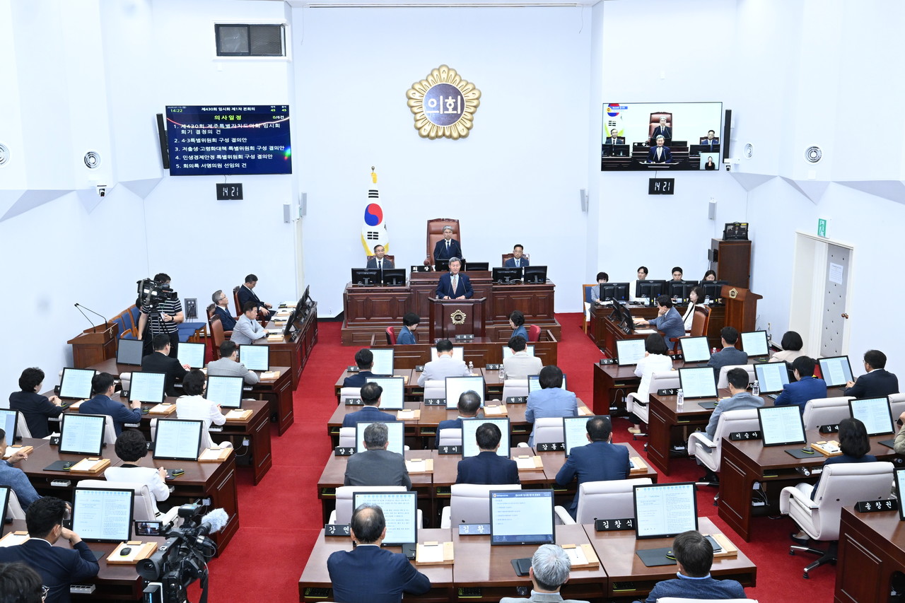 제12대 제주특별자치도의회(의장 이상봉)는 15일 후반기 원 구성 이후 첫 임시회를 열고 오는 19일까지 5일간의 일정에 돌입했다.