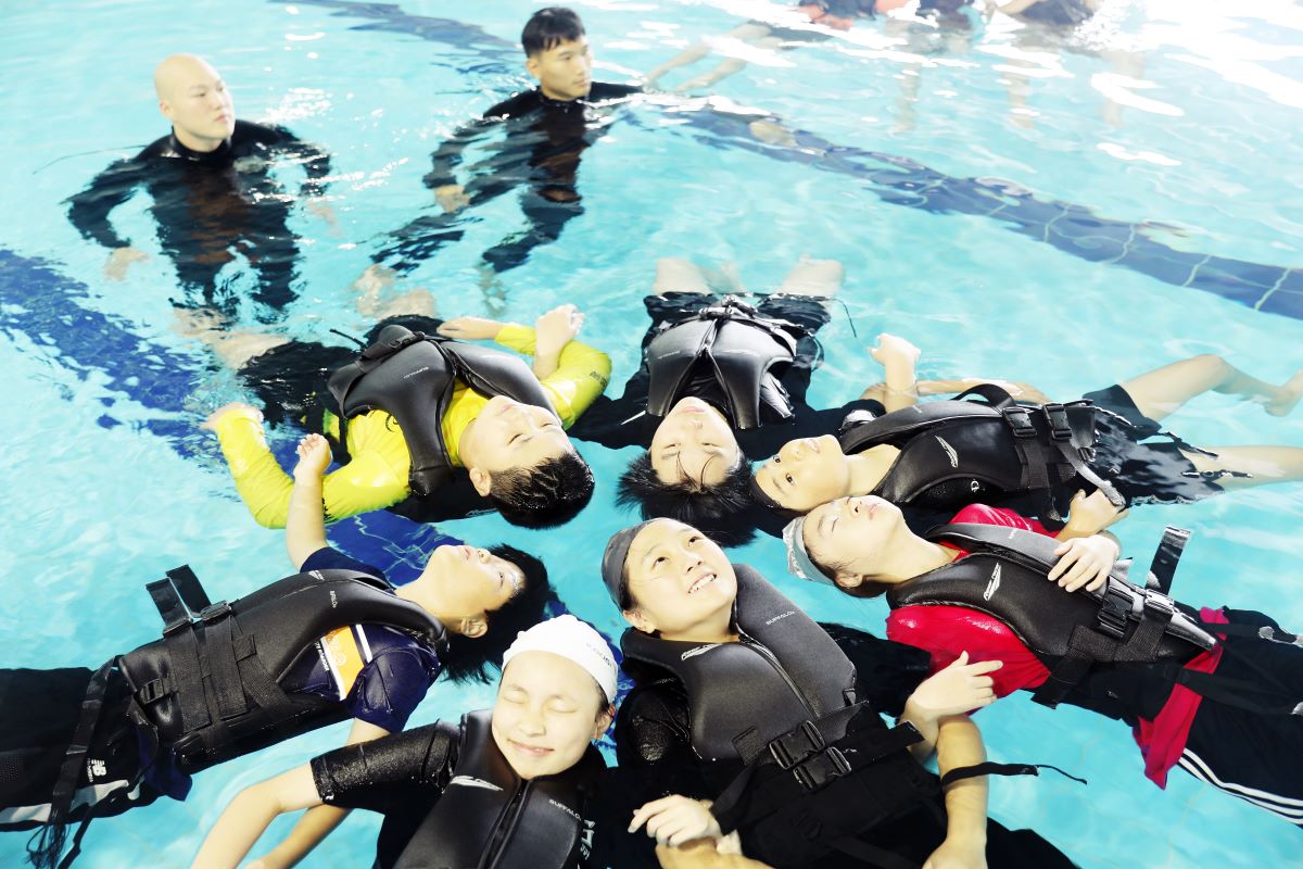 지난달 25일 도순초 5~6학년 학생 29명은 김영관복합문화센터에서 SSU 대원들과 착의영 생존수영 교육을 진행했다. 