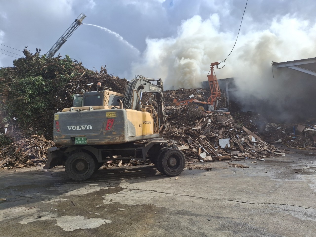 24일 오전 8시쯤 서귀포시 토평동 공업단지 내 한 폐목재 처리장에 원인을 알 수 없는 불이 난 가운데 소방당국 등이 진화 중이다.