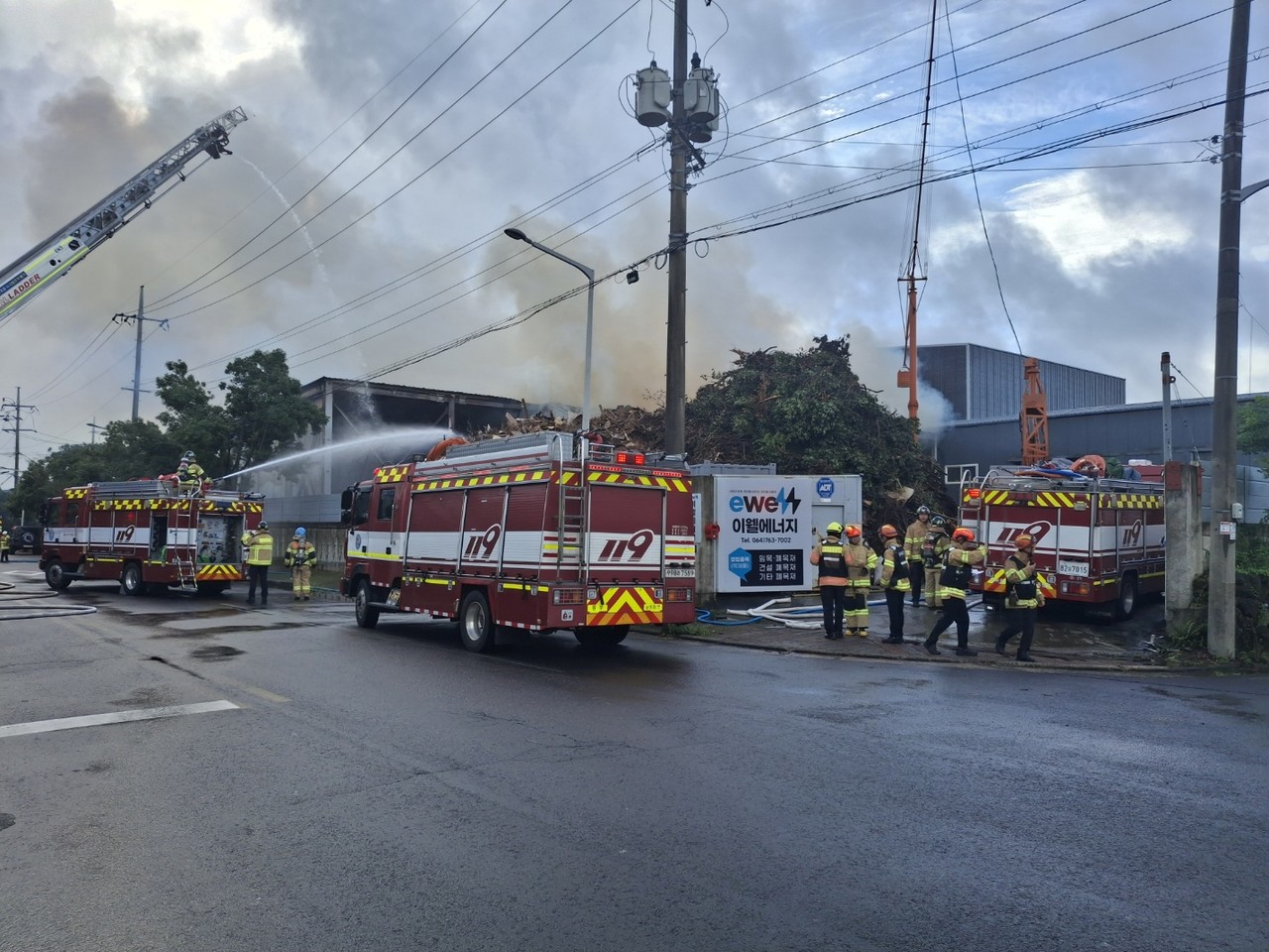 24일 오전 8시쯤 서귀포시 토평동 공업단지 내 한 폐목재 처리장에 원인을 알 수 없는 불이 난 가운데 소방당국 등이 진화 중이다.