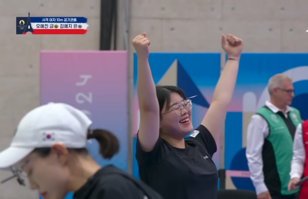오예진이 28일(한국시간) 프랑스 샤토루 슈팅 센터에서 열린 2024 파리올림픽 사격 여자 공기권총 10m 결선에서 243.2점으로 올림픽 신기록으로 금메달을 따고 환호하고 있다. mbc 방송 화면 캡쳐.