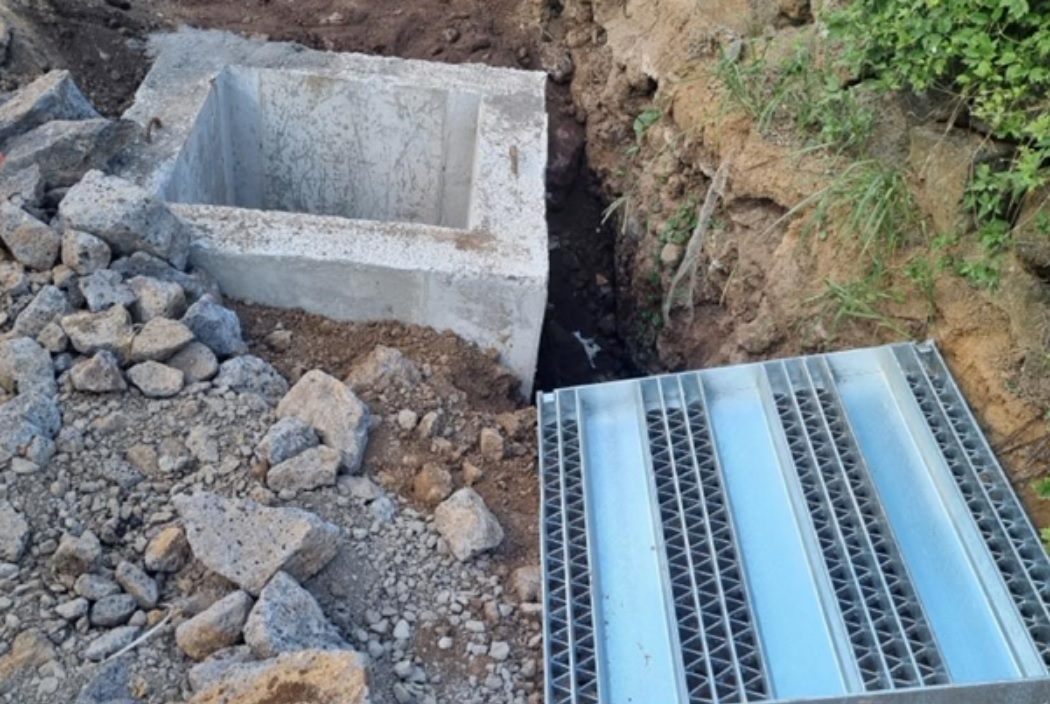 지난 11일 오전 6시54분쯤 서귀포시 대정읍 A삼거리에서 70대 여성 B씨가 몰던 4륜 오토바이(ATV)가 전도되면서 B씨가 인근 맨홀로 추락하는 사고가 발생했다.