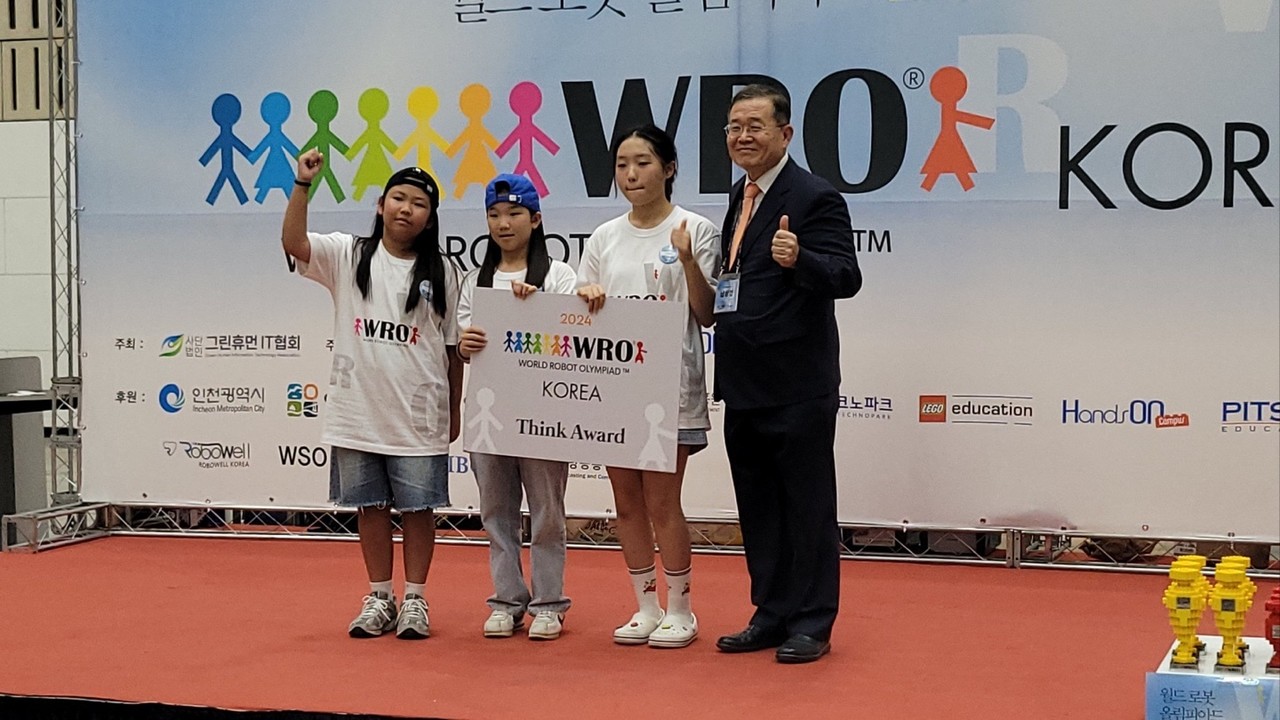 MoonKoLee팀.  사진 왼쪽부터 고예주(서귀북초 6), 문소연(동홍초 6), 이기쁨 학생(홈스쿨) 