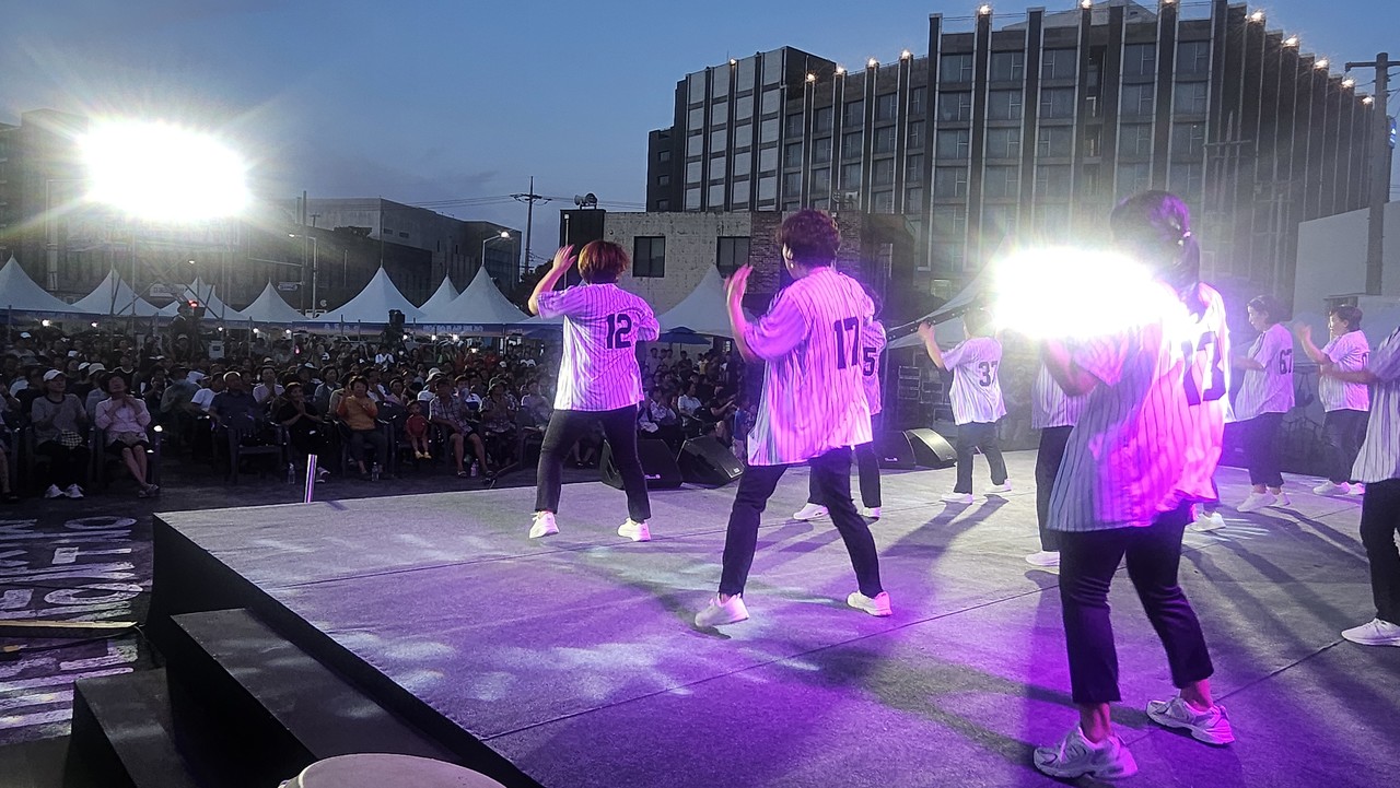 율동에 관객들이 박수로 답하고 있다.