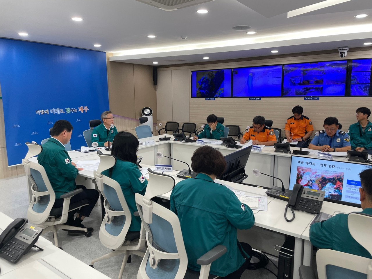 제주특별자치도는 19일 제9호 태풍 ‘종다리’의 북상에 대비해 재난안전대책본부에서 진명기 제주도 행정부지사 주재로 상황판단회의를 열고 비상 1단계 근무에 돌입한다고 밝혔다.