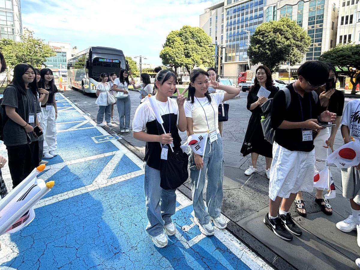 지난 17일 시청에 도착한 일본의 청소년들을 환영하는 모습. 
