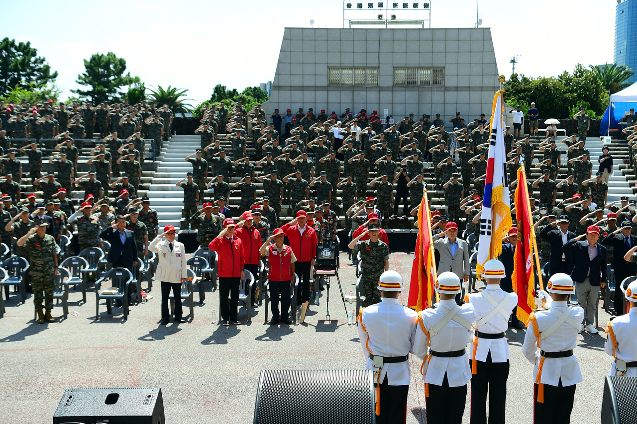 해병대 현역 및 예비역 인원들이 제주시 탑동해변공연장 일대에서 제24회 제주 해병대의 날 기념식을 진행하고 있다. 사진=해병대 제9여단.