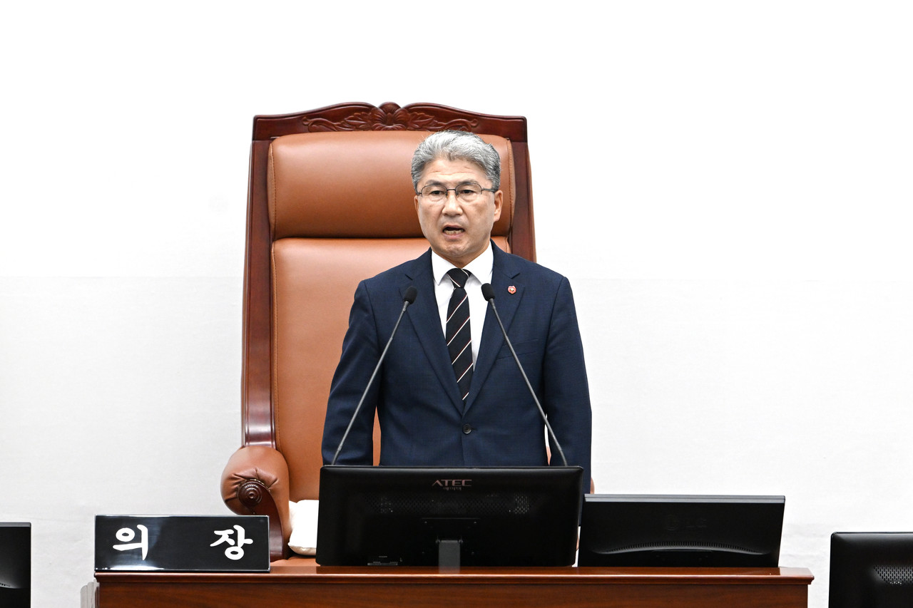 제주특별자치도의회가 2일 제431회 임시회 본회의를 시작으로 13일까지 12일간 의사일정에 돌입한 가운데 이상봉 도의회 의장이 개회사를 하고 있다.