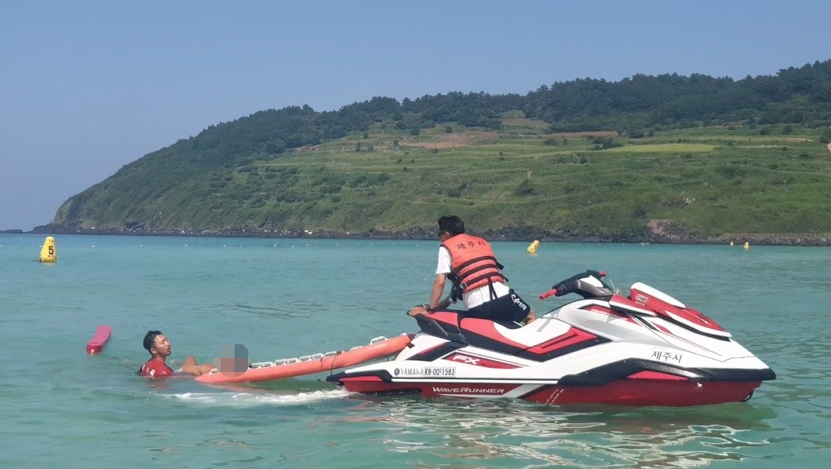 도내 12개 지정 해수욕장에서 운영하던 ‘119시민수상구조대’의 모습.