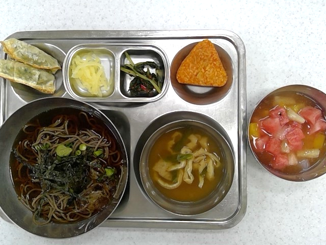 학생 공모전을 통해 선정된 식단으로 제공한 급식. 