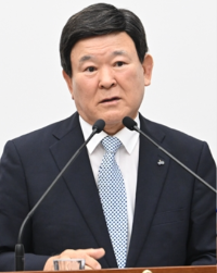 지난 6일과 9일, 제주도의회 제431회 임시회에서 교육행정 질문에 답하고 있는 김광수 교육감. 