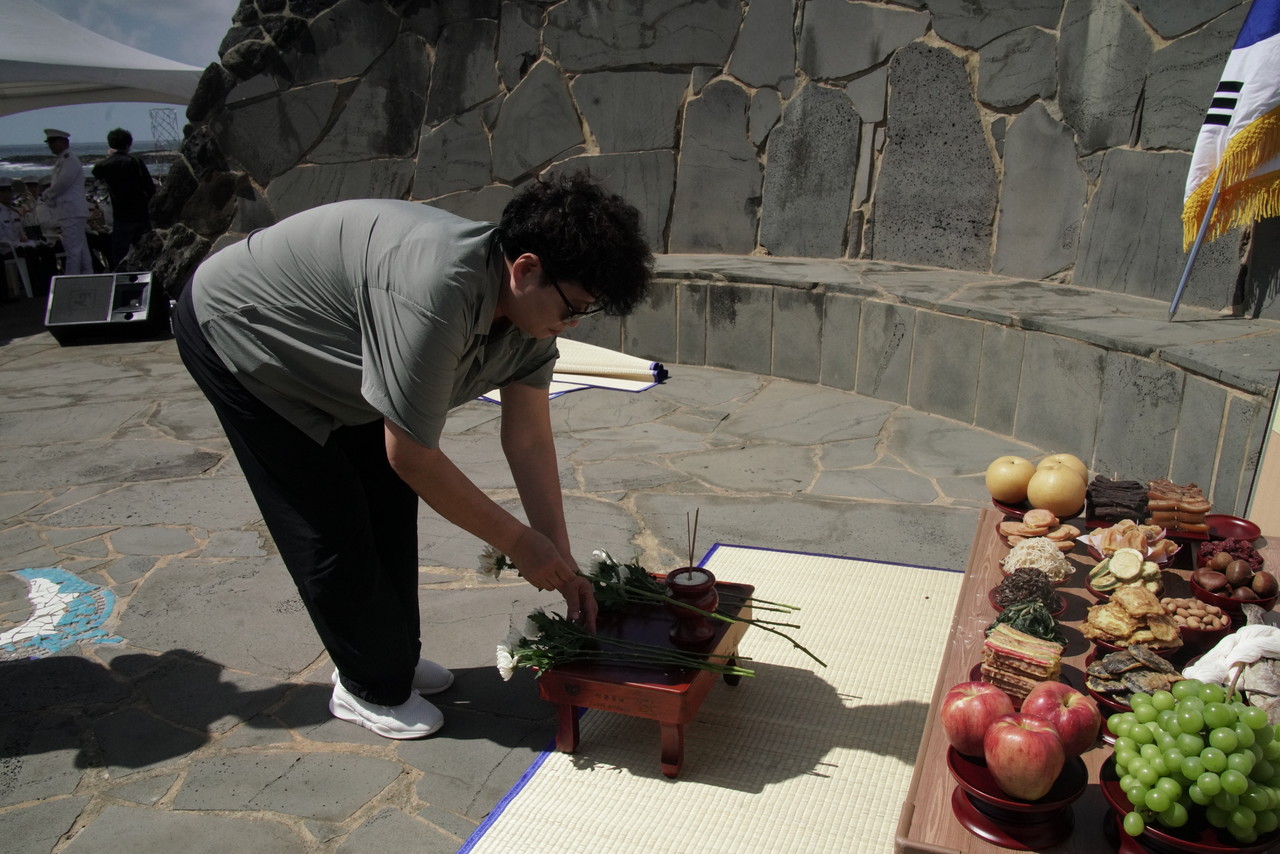 실향민이 헌화하고 있다.