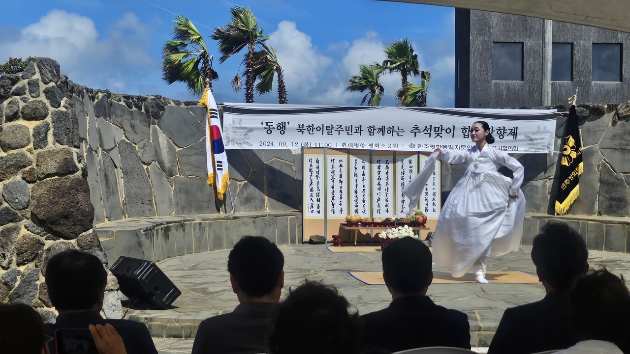 허희숙 국가무형문화제 전수자의 춤사위 공연