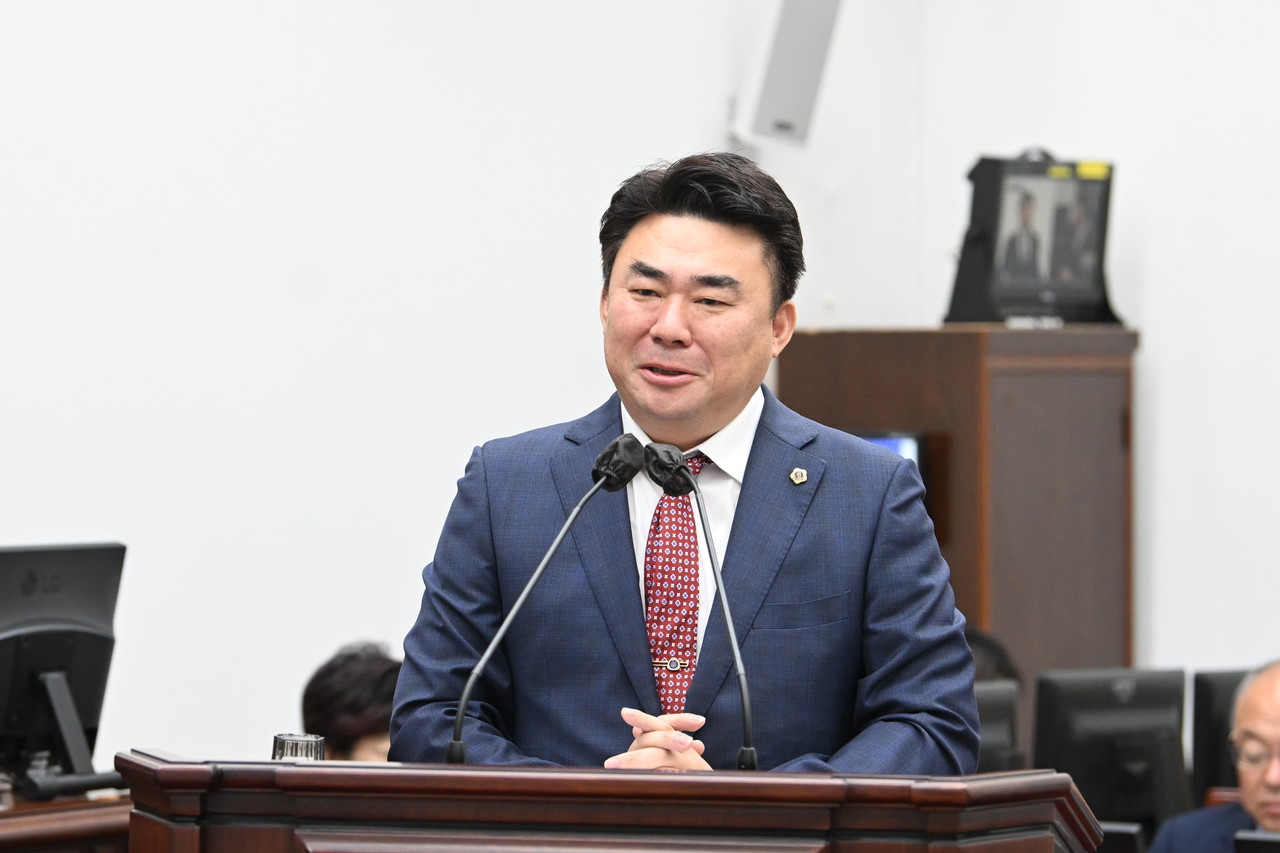 지난 4일 강충룡 제주도의회 의원이 제431회 임시회 제3차 본회의에서 질의를 하고 있다.