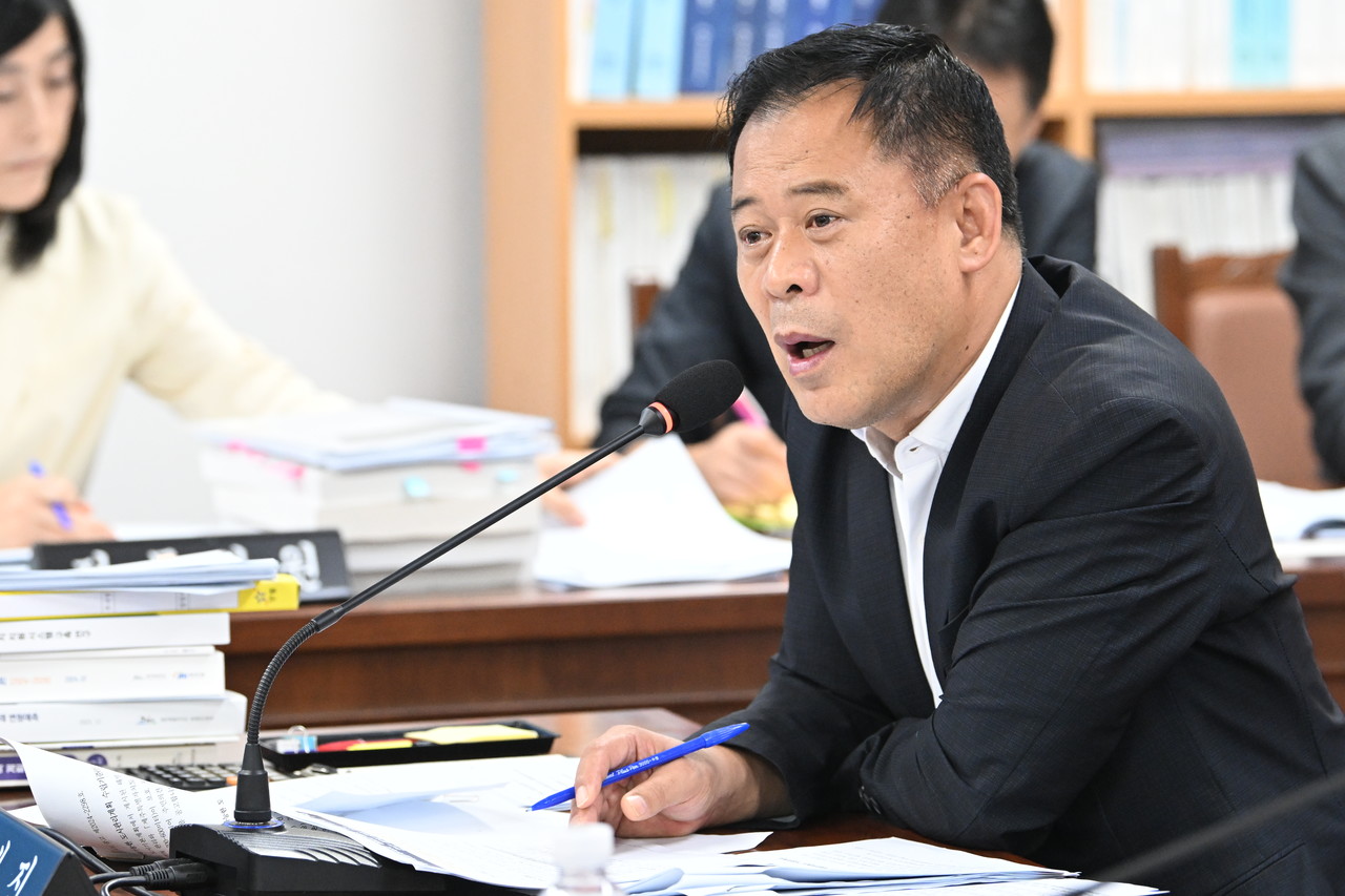 지난 12일 김대진 제주도의회 의원이 제431회 임시회 문화관광체육위원회 제2차 회의에서 질의를 하고 있다.