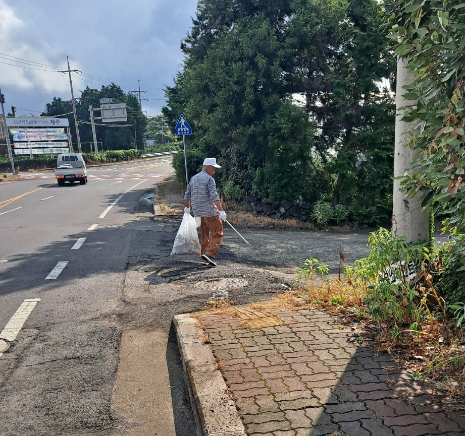 문학수 할아버지가 서귀포시 남원읍 한남리 마을 곳곳에서 버려진 쓰레기를 줍는 등 봉사활동을 하고 있다.