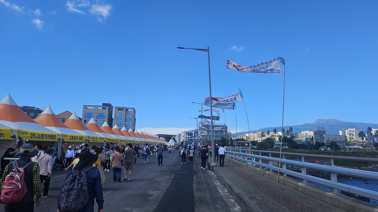 가을바람에 축제장에 깃발이 흔들리고 있다. 