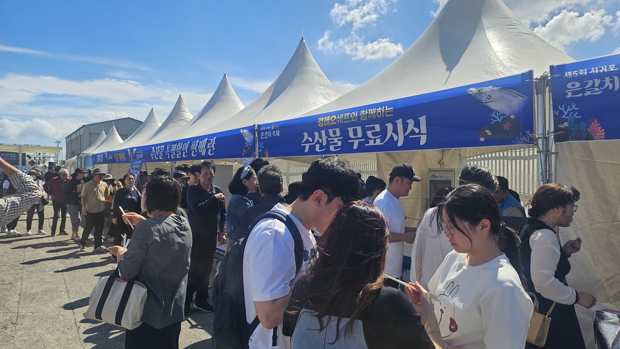 무료시식 코너에 인파로 북적였다. 