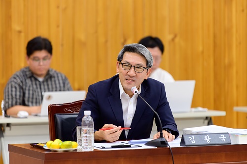 16일 서귀포시 환경도시위원회 행정감사에서 질의하는 김황국 도의원