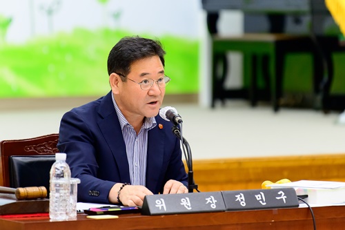 질의하는 제주특별자치도의회 정민구 환경도시위원장 