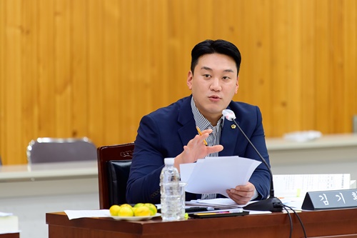 16일 서귀포시 환경도시위원회 행정감사에서 질의하는 김기환 도의원